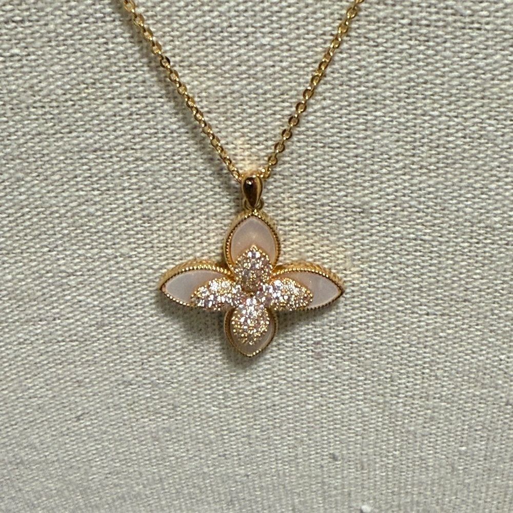 NWOT Clover Flower GoldTone Pendant Necklace & Matching Post Earrings. - Picture 4 of 9